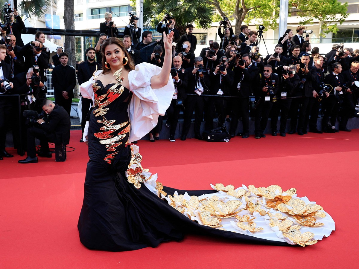 Bollywood Beauty Aishwarya Rai Bachchan At 77th Cannes Film Festival Photos Viral19