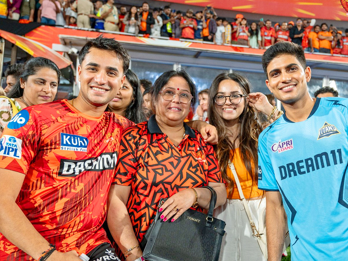 Shubman Gill Meets Abhishek Sharma Mother And sister after GT vs SRH IPL 2024 Viral Photos2