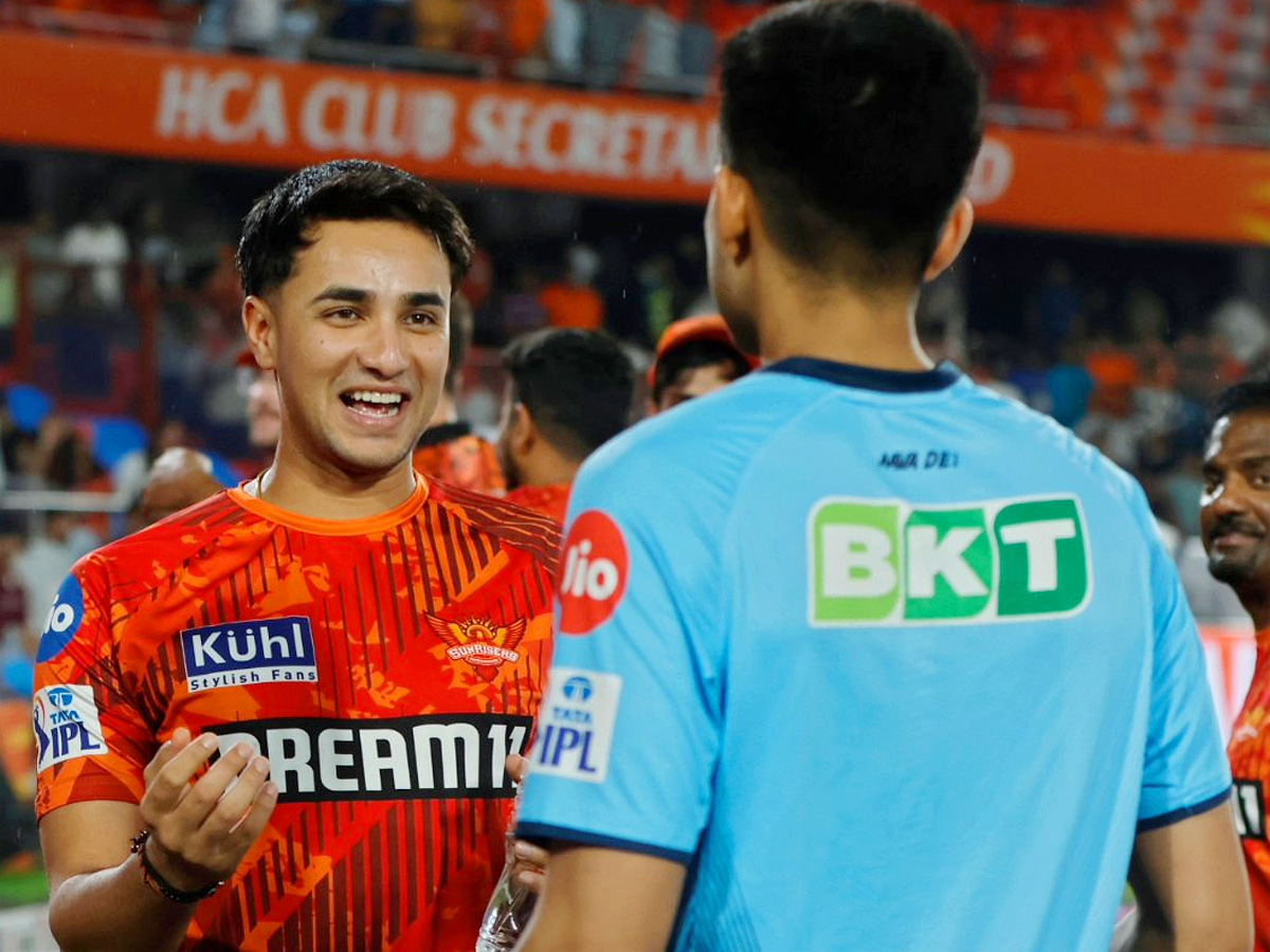 Shubman Gill Meets Abhishek Sharma Mother And sister after GT vs SRH IPL 2024 Viral Photos11