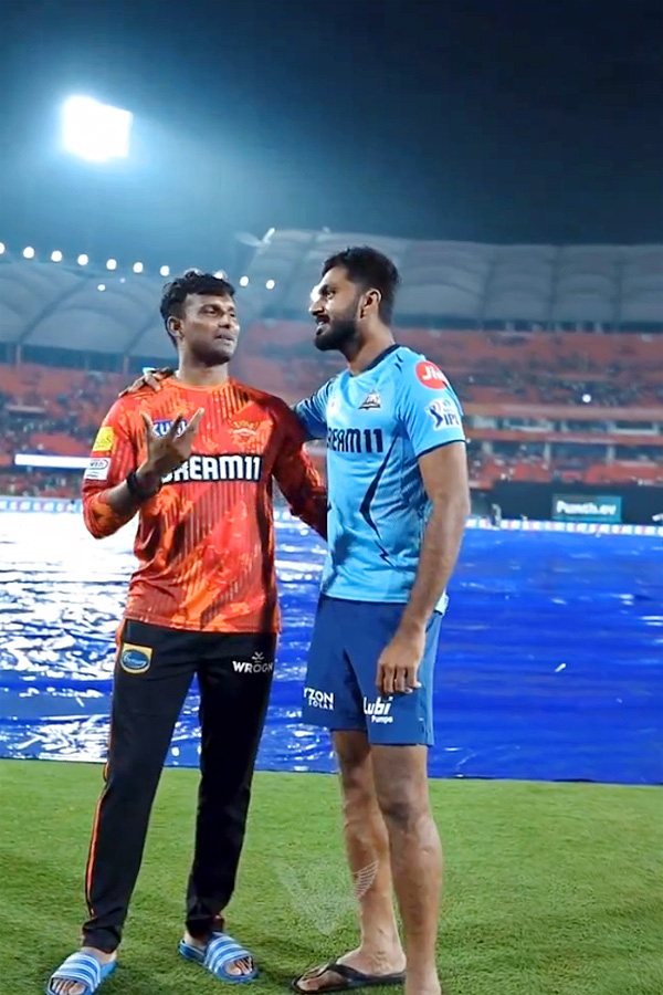 Shubman Gill Meets Abhishek Sharma Mother And sister after GT vs SRH IPL 2024 Viral Photos4