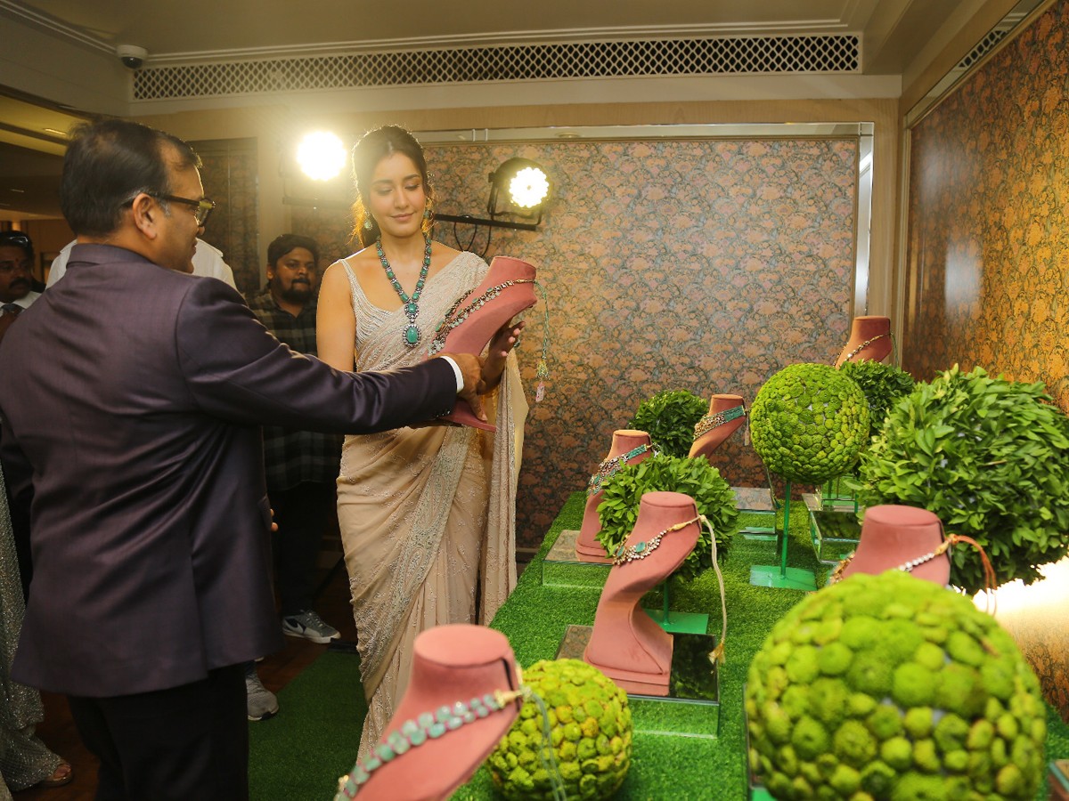 Actress Raashii Khanna Opens Mangatrai Neeraj Shop At Lumbini Jewel Mall: Photos11