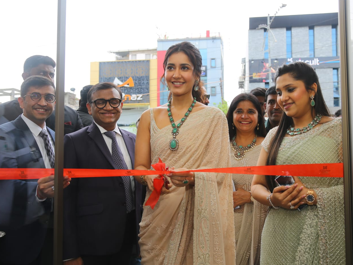 Actress Raashii Khanna Opens Mangatrai Neeraj Shop At Lumbini Jewel Mall: Photos1