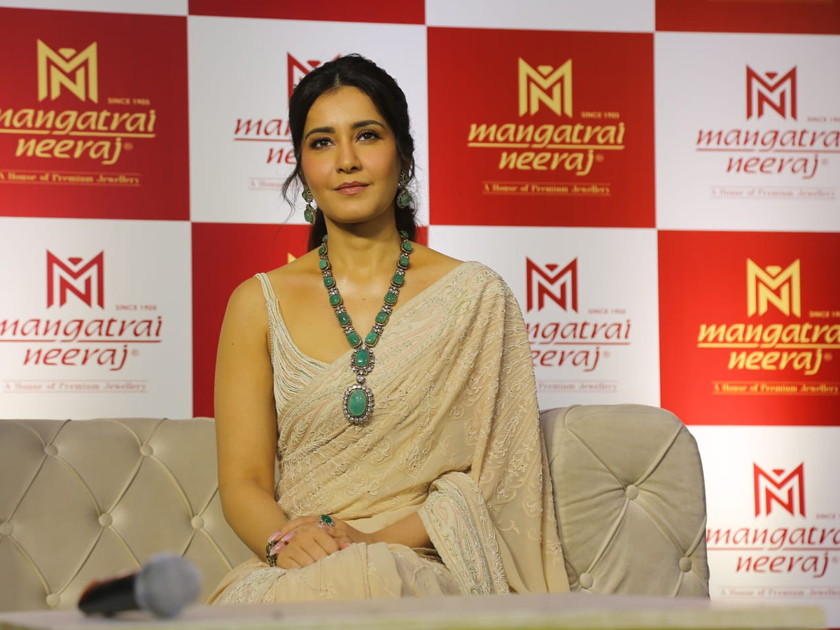 Actress Raashii Khanna Opens Mangatrai Neeraj Shop At Lumbini Jewel Mall: Photos8