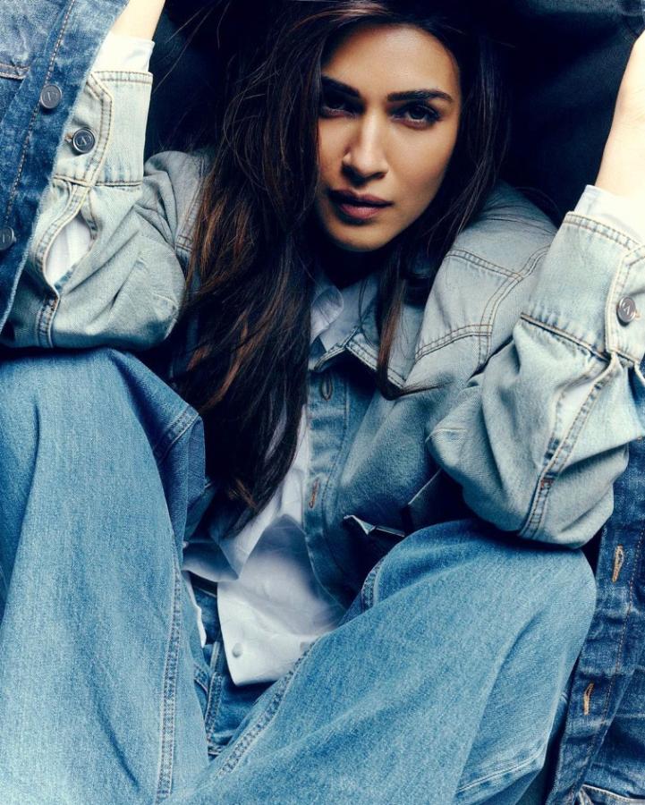 Kriti Sanon Stylish And Trendy Denim Jeans Outfit Photos5