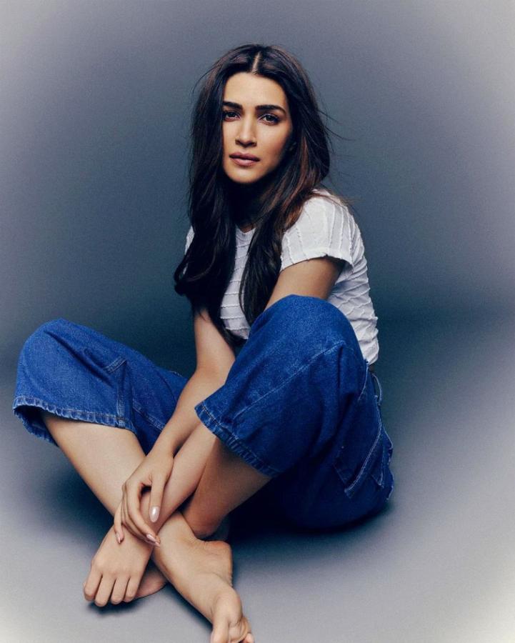 Kriti Sanon Stylish And Trendy Denim Jeans Outfit Photos10