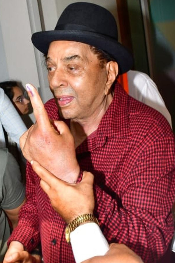 Lok Sabha Elections 2024 Celebrities Cast Their Votes In Mumbai Photos Viral42