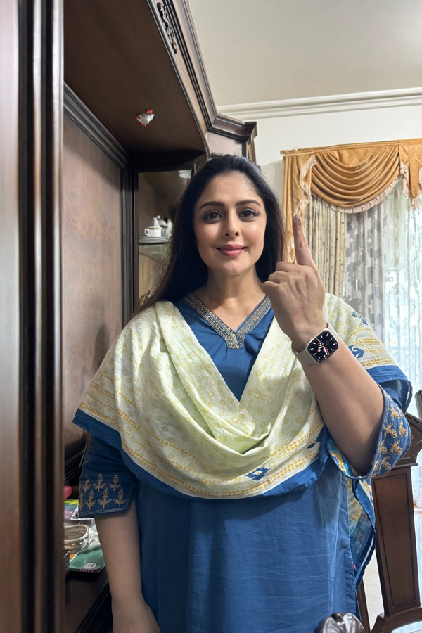 Lok Sabha Elections 2024 Celebrities Cast Their Votes In Mumbai Photos Viral39