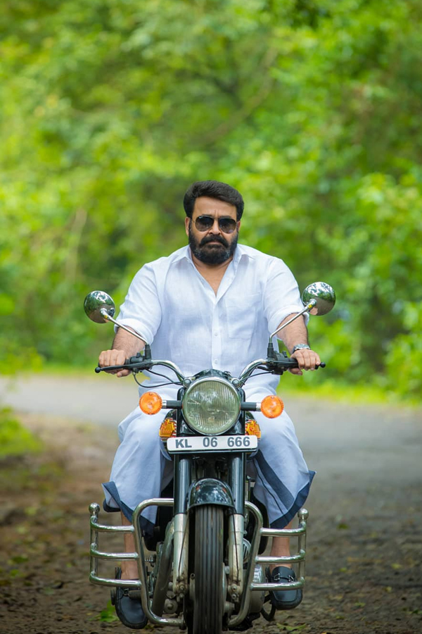 Malayalam Superstar Mohanlal Birthday Special Photos Viral30