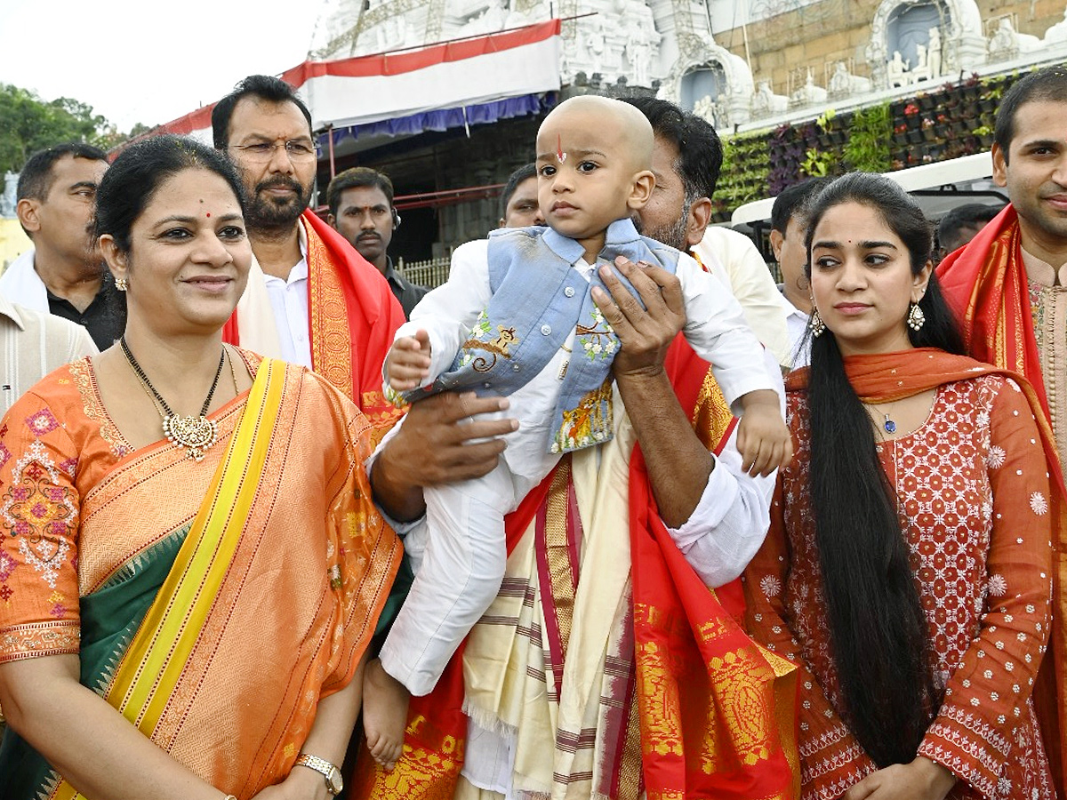 Telangana CM Revanth Reddy With Family Visits Tirumala Photos2