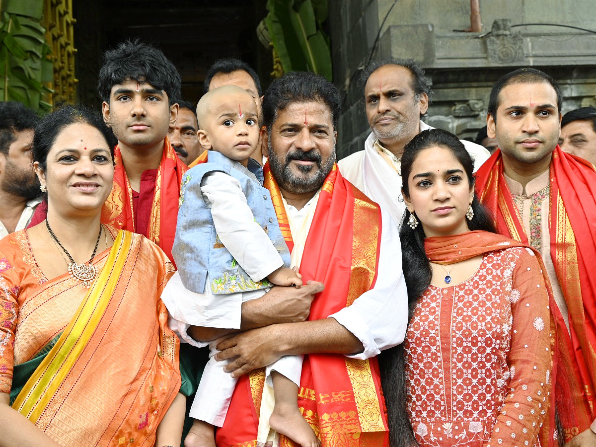 Telangana CM Revanth Reddy With Family Visits Tirumala Photos12