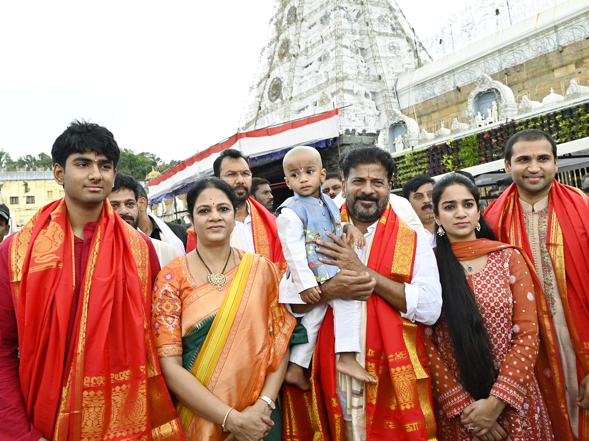 Telangana CM Revanth Reddy With Family Visits Tirumala Photos3