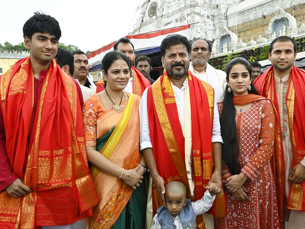 Telangana CM Revanth Reddy With Family Visits Tirumala Photos4