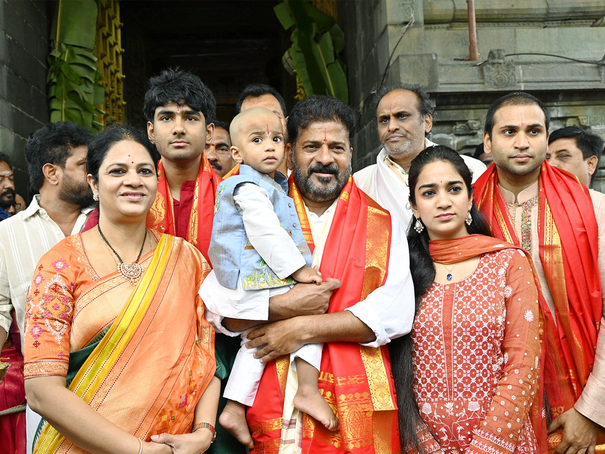 Telangana CM Revanth Reddy With Family Visits Tirumala Photos5