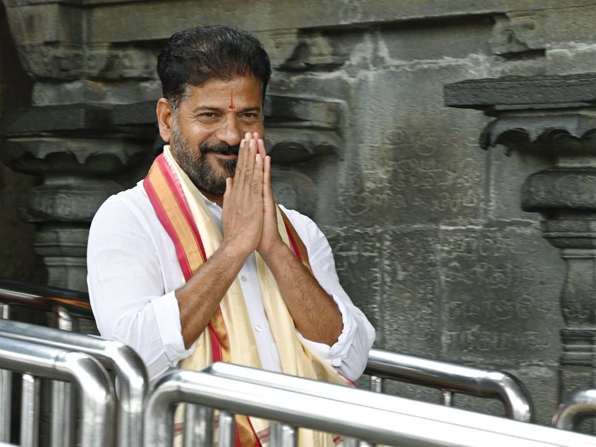 Telangana CM Revanth Reddy With Family Visits Tirumala Photos7