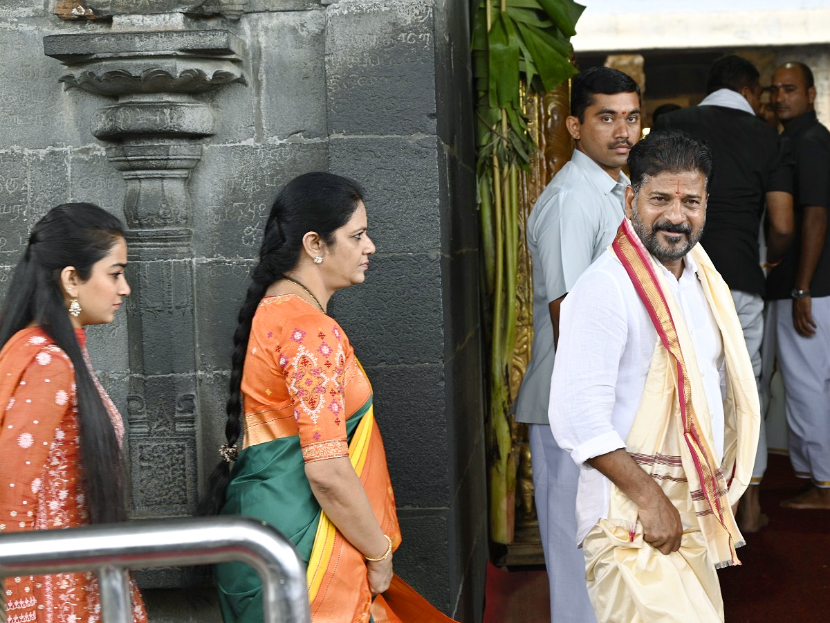 Telangana CM Revanth Reddy With Family Visits Tirumala Photos8