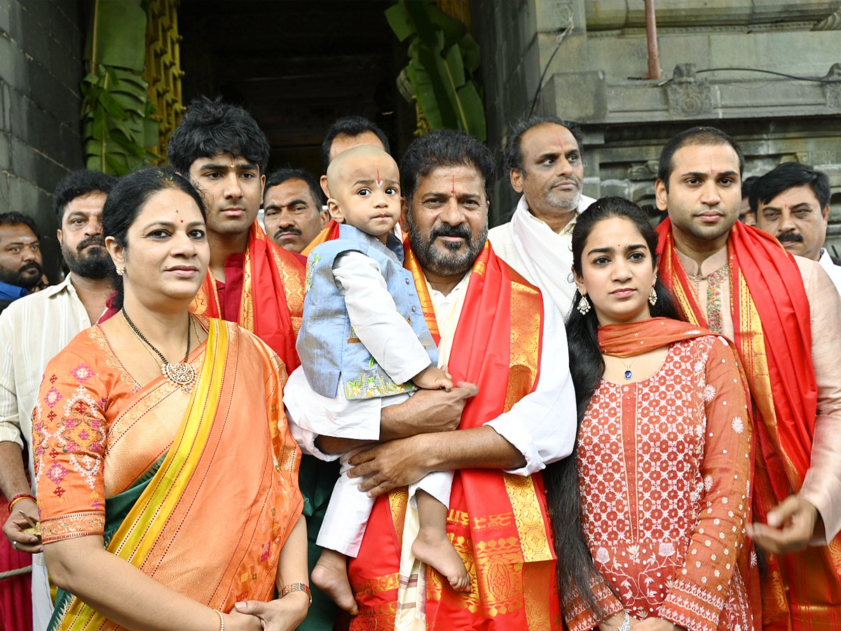 Telangana CM Revanth Reddy With Family Visits Tirumala Photos9