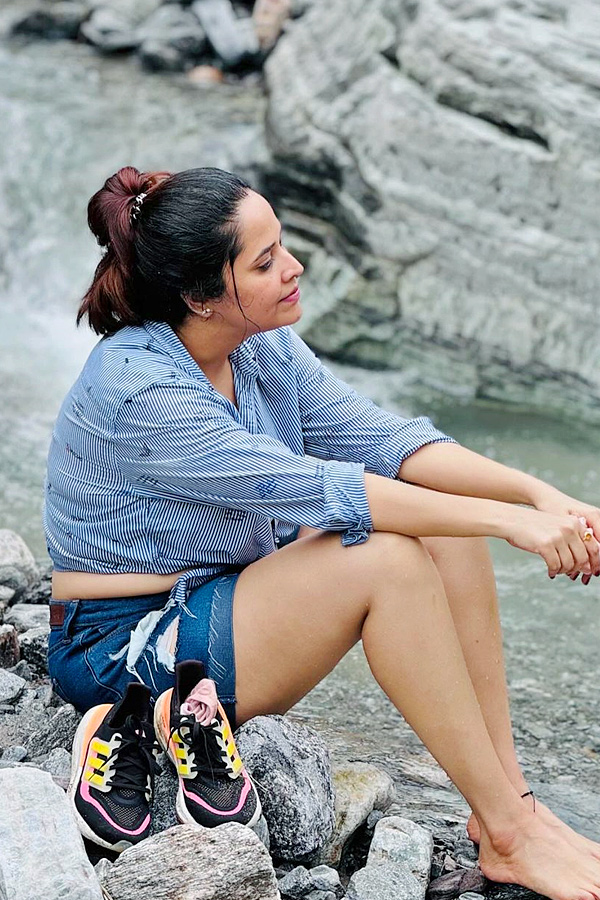 Anasuya Bharadwaj Looks Stunning In This Outfit At Water Falls Photos7