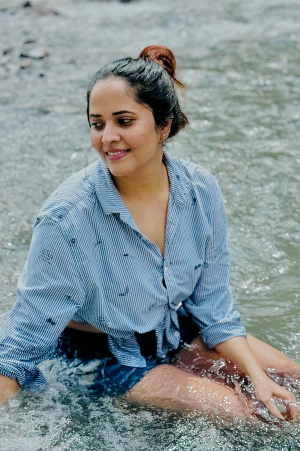 Anasuya Bharadwaj Looks Stunning In This Outfit At Water Falls Photos8