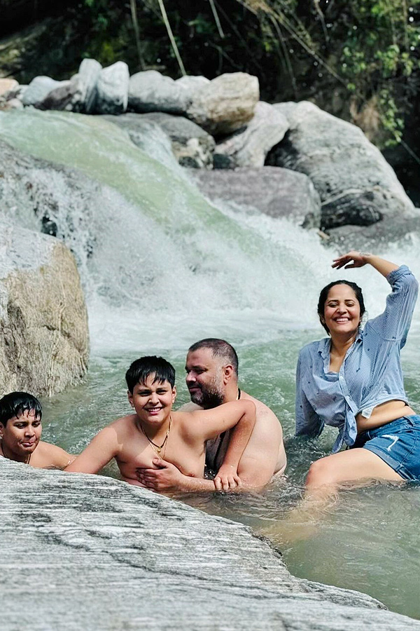 Anasuya Bharadwaj Looks Stunning In This Outfit At Water Falls Photos11