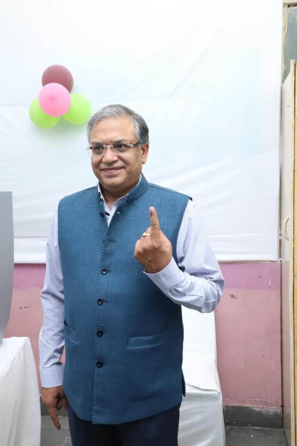 President Droupadi Murmu Casts Vote For Lok Sabha Election 2024 Photos5