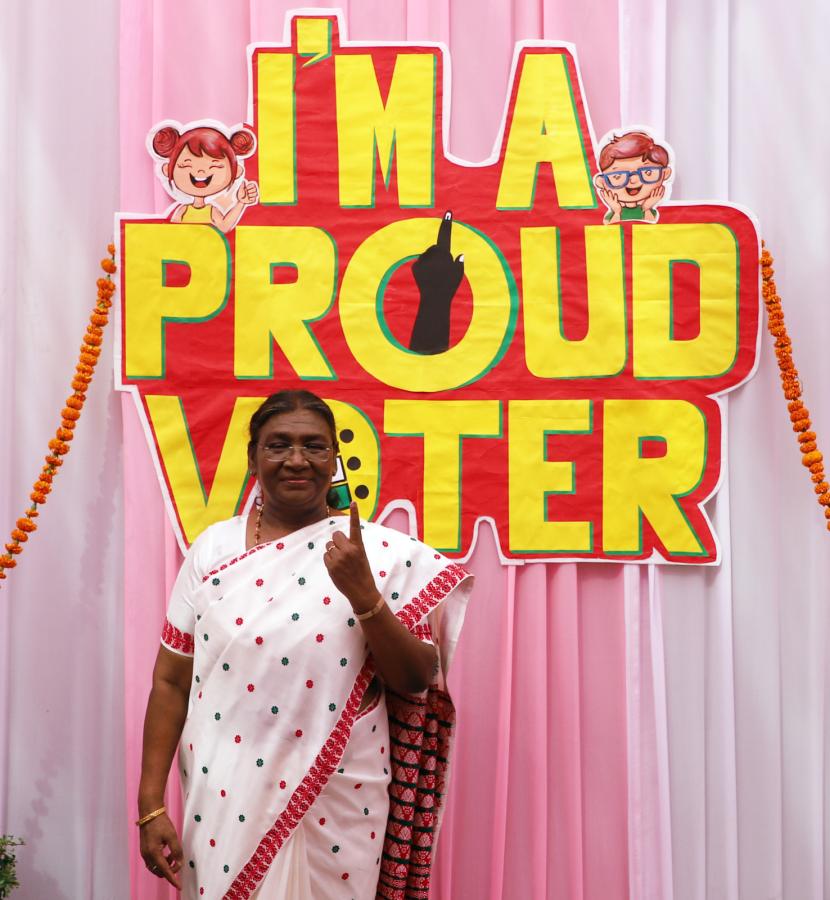 President Droupadi Murmu Casts Vote For Lok Sabha Election 2024 Photos7