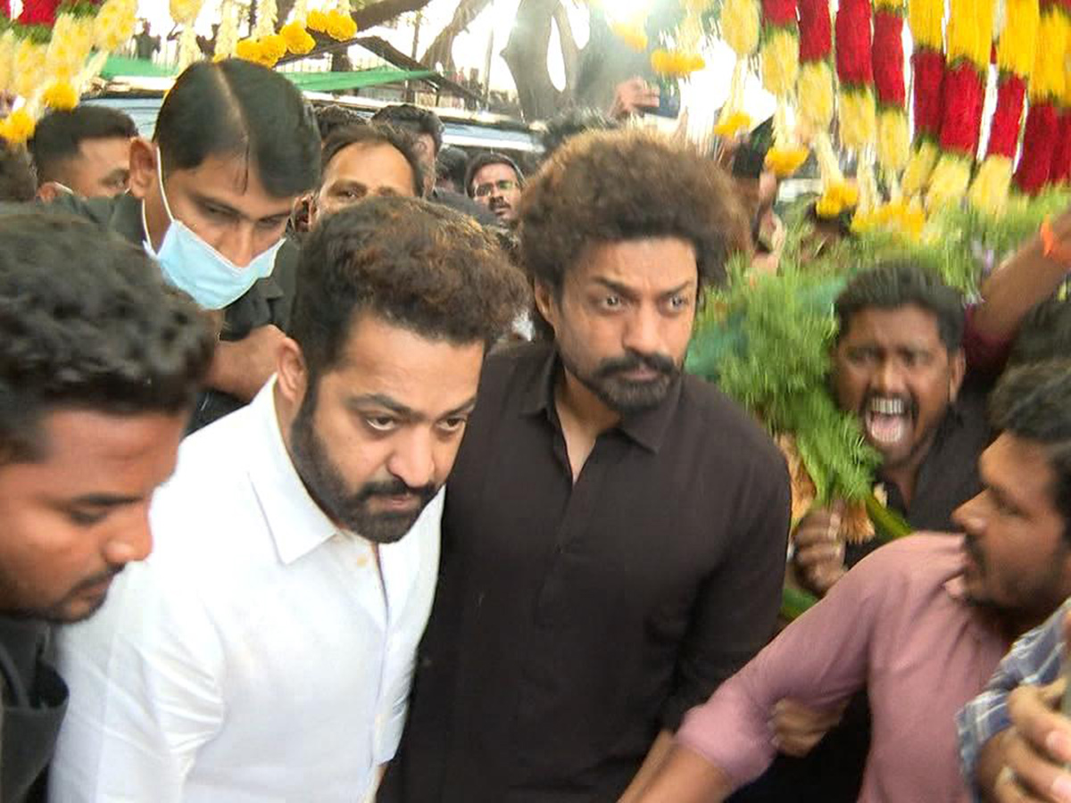 Jr NTR and Kalyan Ram Pays Tribute To NTR: Photos8