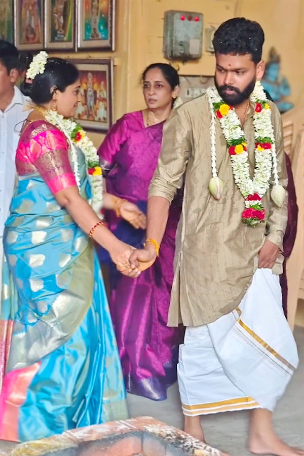 Meera Vasudevan married cinematographer Vipin Puthiyankam Photos11