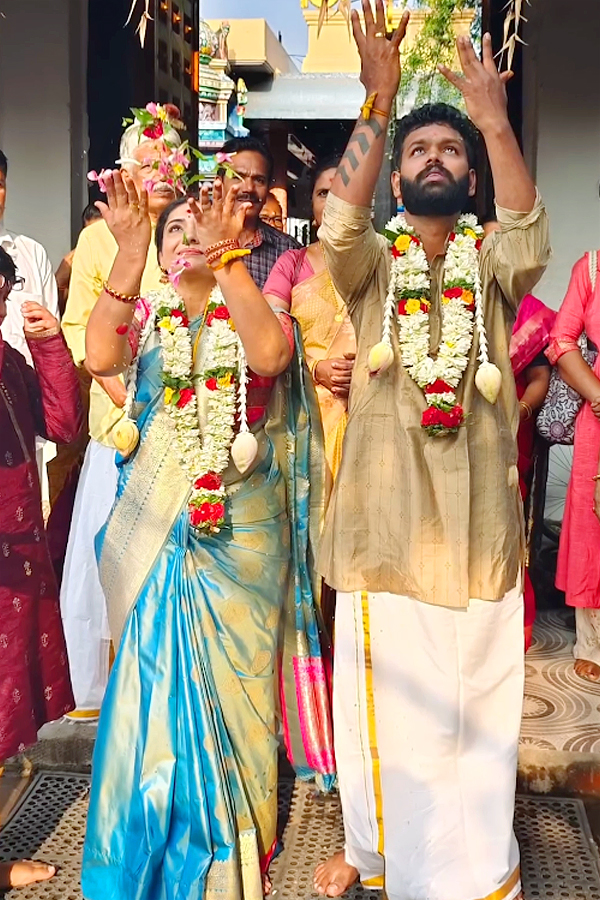 Meera Vasudevan married cinematographer Vipin Puthiyankam Photos14