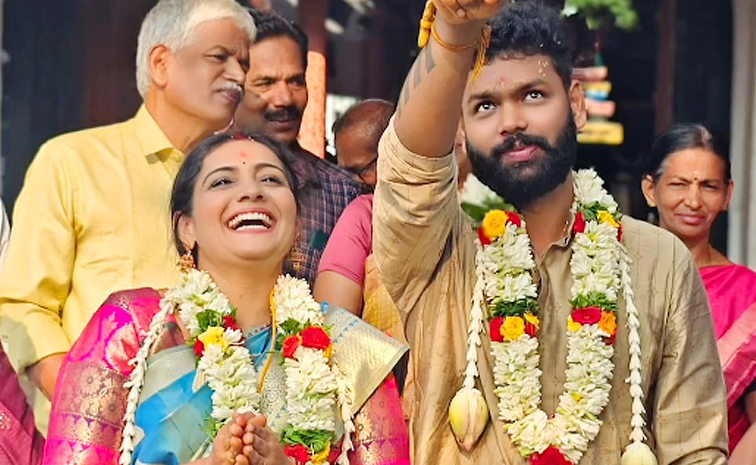 Meera Vasudevan married cinematographer Vipin Puthiyankam Photos17