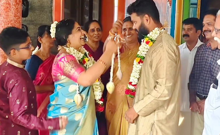 Meera Vasudevan married cinematographer Vipin Puthiyankam Photos4