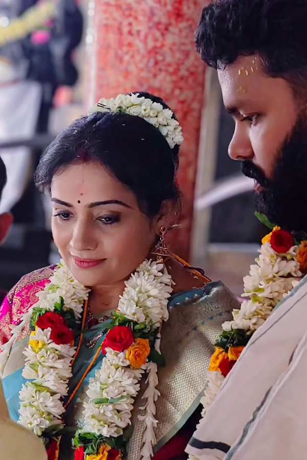 Meera Vasudevan married cinematographer Vipin Puthiyankam Photos7