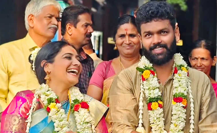 Meera Vasudevan married cinematographer Vipin Puthiyankam Photos8