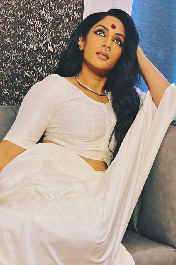  versatile Actress Sriya Reddy amazing look in white saree10