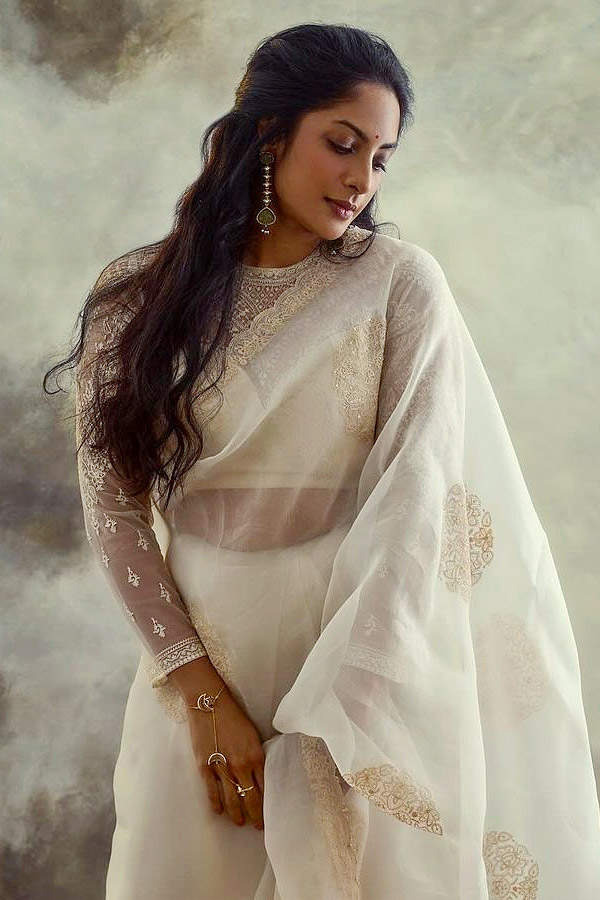  versatile Actress Sriya Reddy amazing look in white saree9