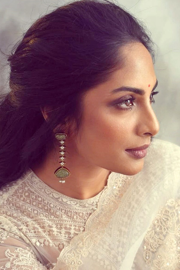  versatile Actress Sriya Reddy amazing look in white saree5