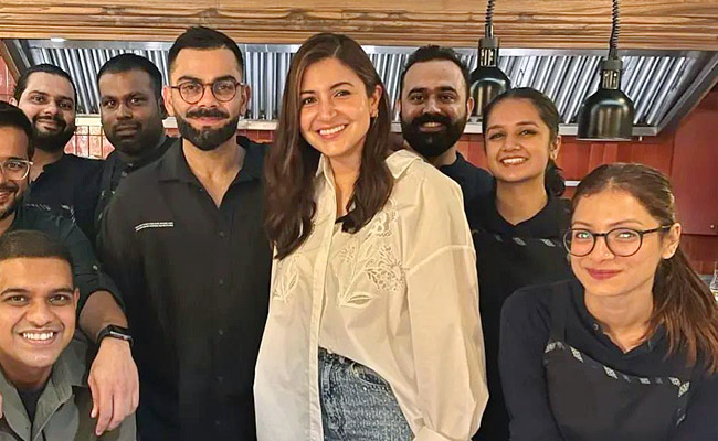 Virat Kohli Hanging Out With wife Anushka Sharma Former cricketer Zaheer Khan in Mumbai Photos2