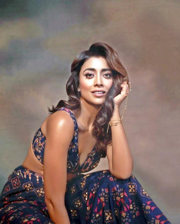 Actress Shriya Saran Latest Black Outfit Goes Viral6