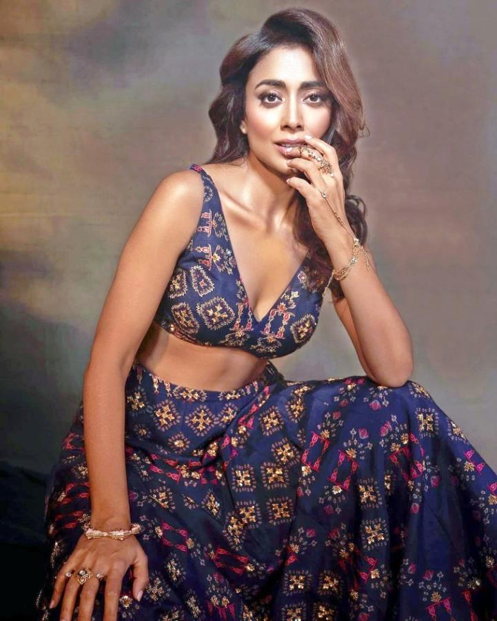 Actress Shriya Saran Latest Black Outfit Goes Viral8