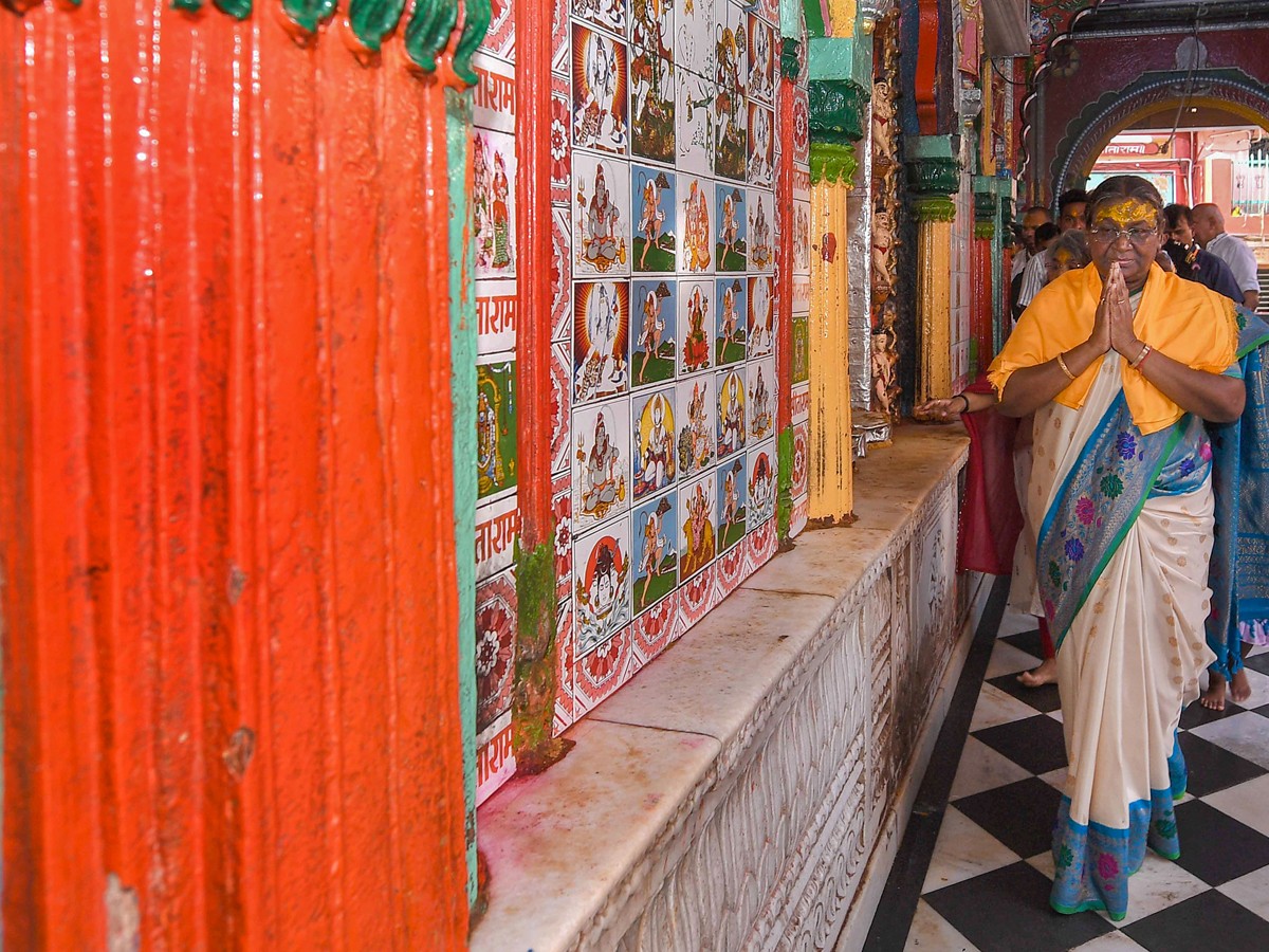 President Droupadi Murmu Visits Ayodhya Ram Mandir For The First Time13