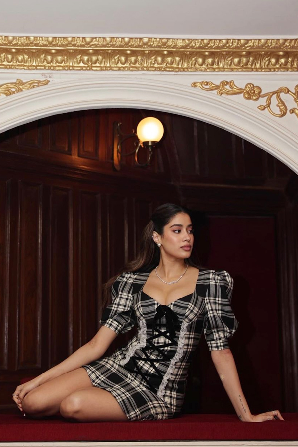 Actress Janhvi Kapoor In Black Corset Dress Photos Goes Viral 5