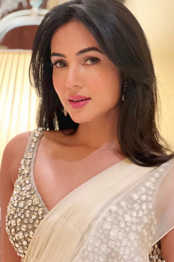 Bollywood Actress Sonal Chauhan In White Saree Photos Viral6