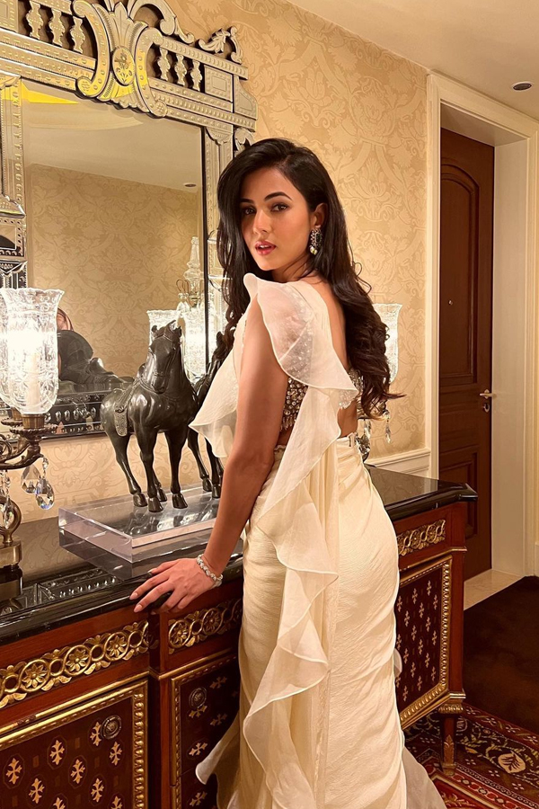 Bollywood Actress Sonal Chauhan In White Saree Photos Viral7