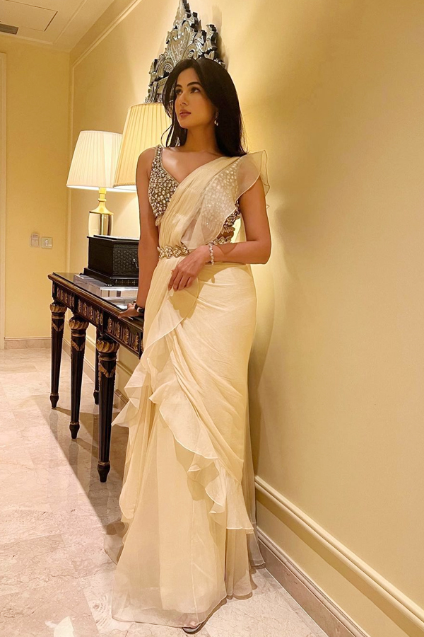 Bollywood Actress Sonal Chauhan In White Saree Photos Viral8