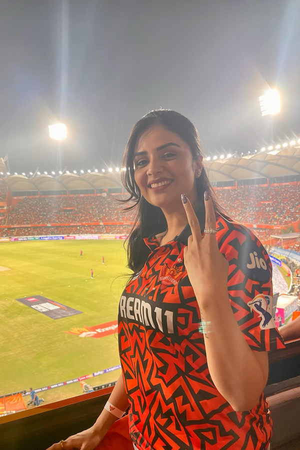 Anchor Sreemukhi In Uppal Stadium Photos Viral6