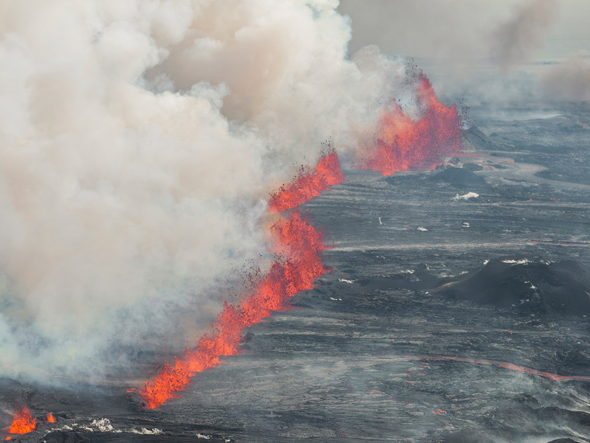 Lava flows from a volcano in Iceland's Grindavik: Photos9