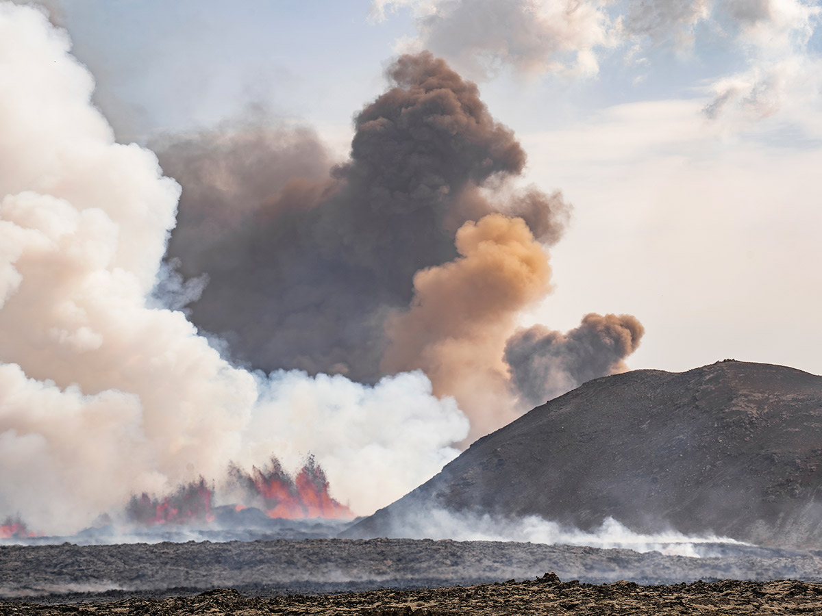 Lava flows from a volcano in Iceland's Grindavik: Photos12