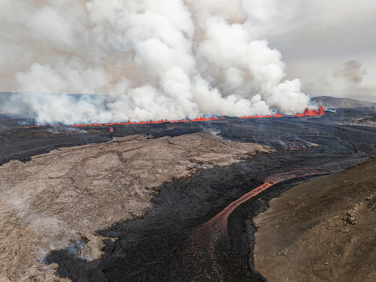 Lava flows from a volcano in Iceland's Grindavik: Photos14