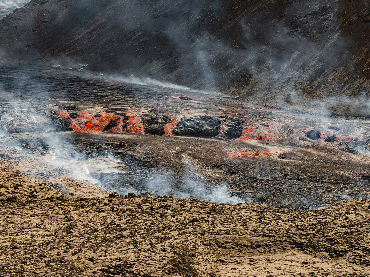 Lava flows from a volcano in Iceland's Grindavik: Photos15