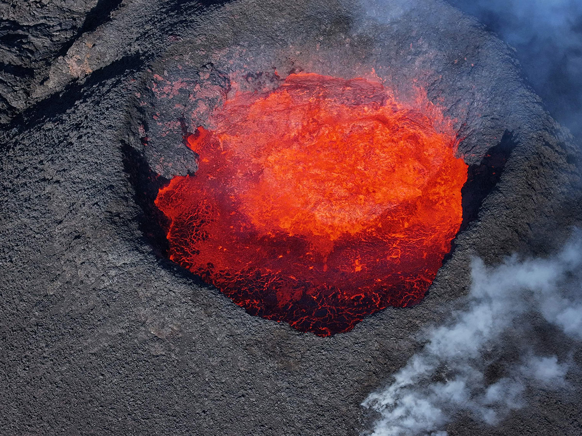 Lava flows from a volcano in Iceland's Grindavik: Photos16