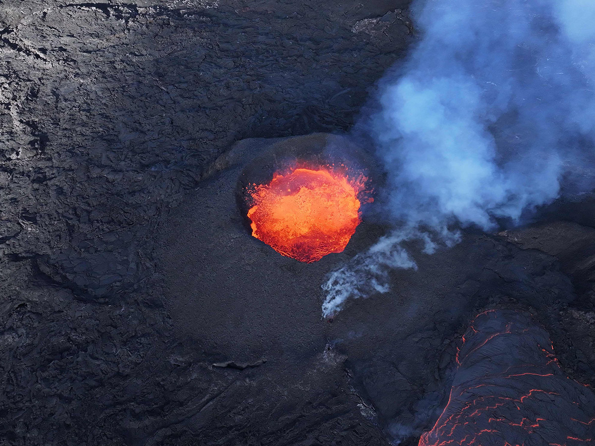 Lava flows from a volcano in Iceland's Grindavik: Photos19